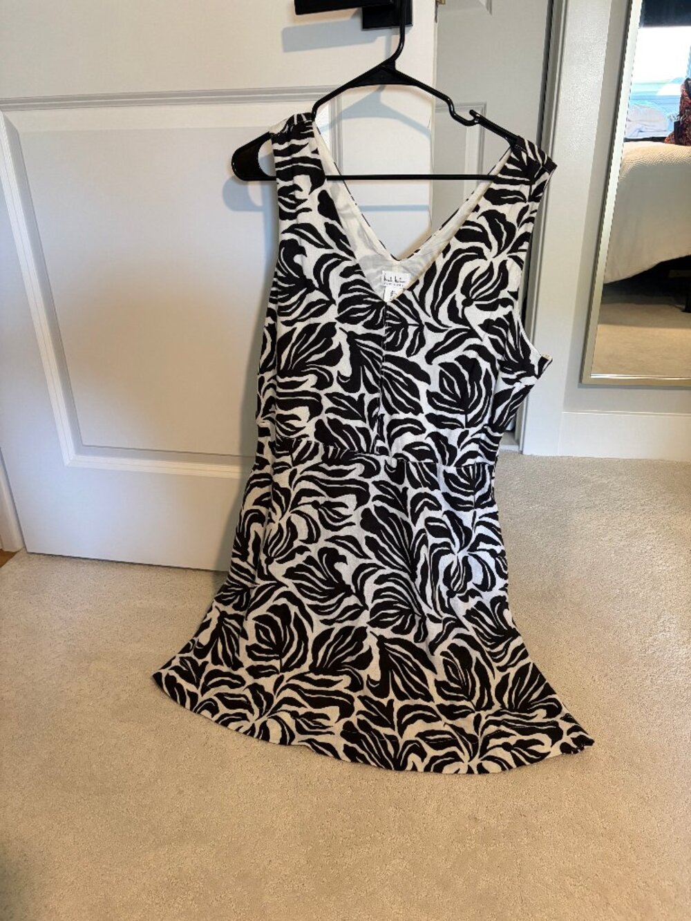 Nicole Miller V-Neck Black and White Floral Mini Dress size large